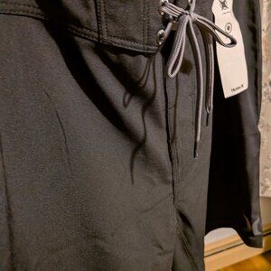 Hurley 20 inch board shorts in black size 28 waist